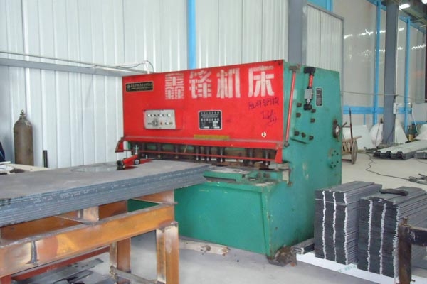 Tilting hydraulic shears